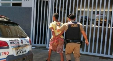 Suspeitos de envolvimento em morte no Bairro Sorriso são levados para a delegacia Suspeitos de envolvimento em morte no Bairro Sorriso são levados para a delegacia