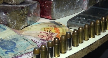 Mulher de 22 anos é presa com maconha, ecstasy, cocaína e munições Mulher de 22 anos é presa com maconha, ecstasy, cocaína e munições