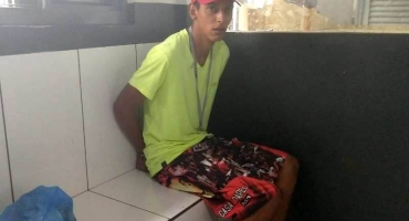 Rapaz é preso levando drogas para São Gonçalo do Abaeté Rapaz é preso levando drogas para São Gonçalo do Abaeté