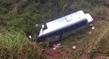 Micro-ônibus cai em ribanceira e criança de 3 anos morre na BR-365