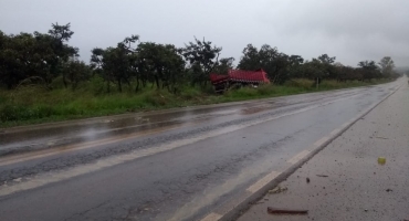Caminhão derrapa e sai da pista na BR-354 no município de Carmo do Paranaíba