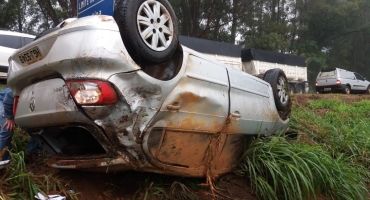 Condutora de automóvel perde controle direcional durante aquaplanagem e veículo capota