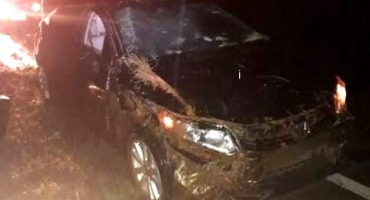 Veículo capota após aquaplanagem em rodovia no município de São Gotardo