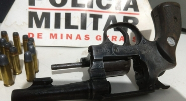 PM aborda suspeito em Patos de Minas e encontra arma e munições