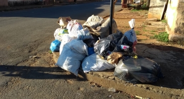 Recolhimento de lixo em Carmo do Paranaíba é terceirizado e população reclama de atraso Recolhimento de lixo em Carmo do Paranaíba é terceirizado e população reclama de atraso
