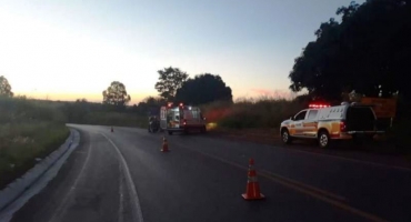 Após atropelar cachorro motociclista fica ferido na MGC-354 em Patos de Minas