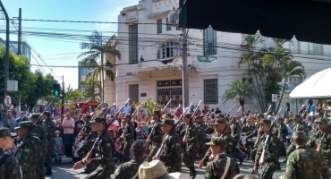 Com desfile na Avenida Getúlio Vargas Patos de Minas comemora 127 anos Com desfile na Avenida Getúlio Vargas Patos de Minas comemora 127 anos