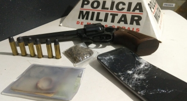 Arma de fogo, droga e três pessoas são detidas após abordagem de carro suspeito em Patos de Minas