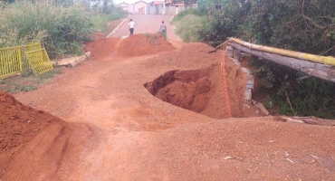 Ciclista fica ferido após queda de bicicleta tentando desviar de buraco em travessia interditada 