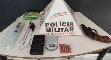 PM cumpre mandado e apreende arma de fogo, munições e balança de precisão em casa no Bairro Cristo Redentor