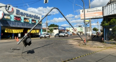 Caminhão com carga acima da altura permitida danifica semáforos em Patos de Minas