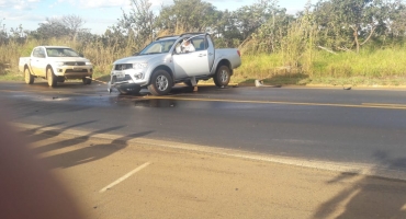 Motorista de caminhonete invade contramão e atinge carreta na BR-354 próximo à Lagoa Formosa 