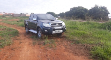 Indivíduos roubam caminhonete em Carmo do Paranaíba e abandonam veículo pouco tempo depois