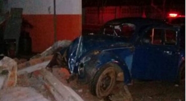 Motorista de fusca derruba muro de imóvel e fica ferido na cidade de Lagoa Formosa