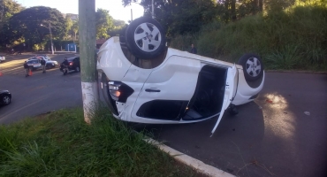 Colisão entre dois veículos termina em capotamento, nas proximidades do Mocambo