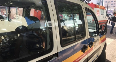 Condutores ficam feridos em acidente envolvendo duas motos na Rua Major Gote