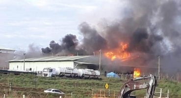  Galpão de companhia de mineração pega fogo em Paracatu