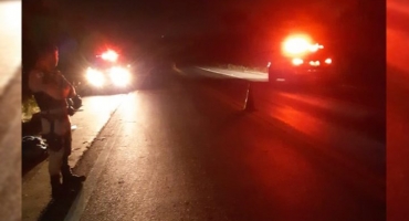 Veículo de carga força ultrapassagem e bate em ônibus, deixando 11 pessoas feridas na BR-365