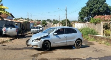 Motorista avança parada obrigatória e provoca acidente no Bairro Caramuru
