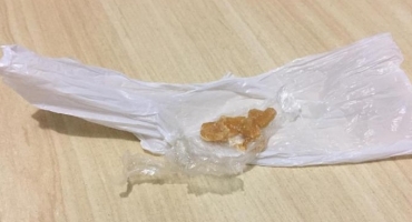 Rapaz é abordado com droga em Praça do Bairro Caramuru