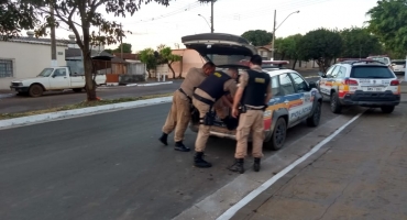 PM de Carmo do Paranaíba encaminha autores de roubo na cidade de Abaeté para a delegacia 