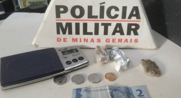 Rapaz de 29 anos é abordado com droga e balança de precisão no Bairro Jardim Esperança
