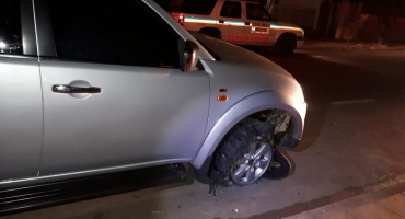 Indivíduos usando caminhonete furtada tentam atropelar policial e acabam detidos em Carmo do Paranaíba   