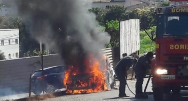 Carro pega fogo e fica totalmente destruído na cidade de Patos de Minas