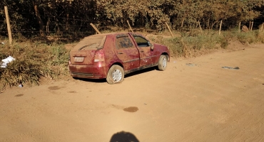 Automóvel com 4 ocupantes capota em estrada vicinal no município de Presidente Olegário