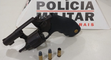 Após confusão em bar polícia prende 5 pessoas são e apreende uma arma de fogo