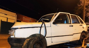 Adolescente pega carro escondido e depois se envolve em acidente na Avenida JK
