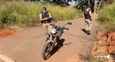 PM localiza motocicleta furtada abandonada em uma mata no Bairro Residencial Sorriso