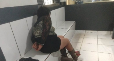 Embriagada, mulher é detida portando duas facas e por dano e perturbação
