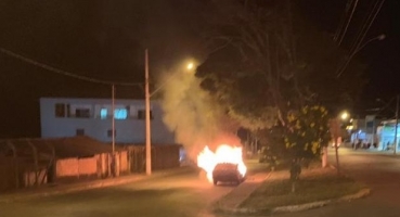 Dois veículos são encontrados em chamas; ação pode ter sido criminosa