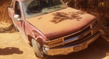 Motorista bate em mureta e quase atropela rapaz que estava com criança no colo