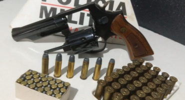Desentendimento em bar acaba em apreensão de arma e um conduzido para a delegacia