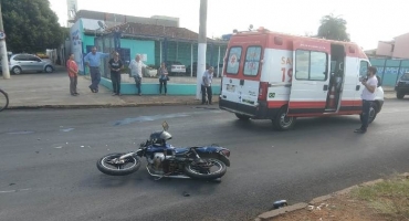 Veículo avança parada obrigatória e atinge motociclista