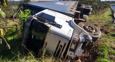 Caminhão carregado com leite e produtos CEMIL tomba na BR-354 próximo à cidade de Carmo do Paranaíba