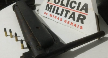 PM apreende arma e indivíduo foge de abordagem após disparo acidental