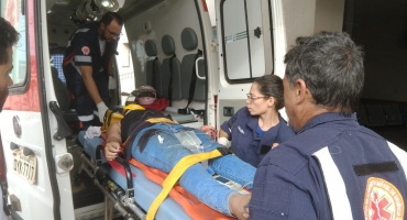 Motociclista fica gravemente ferida após ser atingida por linha de cerol