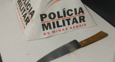 Mulher Enciumada ameaça e quebra vidro do carro do ex-companheiro