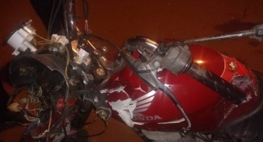 Jovem fica gravemente ferido após bater moto em poste