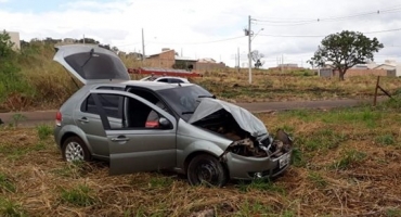 Carro bate contra tanque de combustível de caminhão