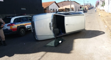 Motorista embriagado avança parada obrigatória em Carmo do Paranaíba e provoca grave acidente Motorista embriagado avança parada obrigatória em Carmo do Paranaíba e provoca grave acidente