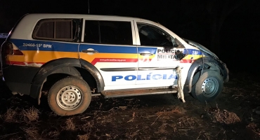 Motorista embriagado bate em viatura policial na BR-365 Motorista embriagado bate em viatura policial na BR-365
