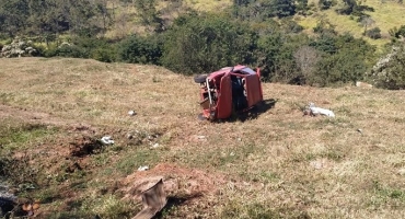 Veículo cai em ribanceira na Avenida Fátima Porto 