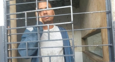 Homem é detido após ser flagrado com a calça abaixada mostrando o pênis em publico Homem é detido após ser flagrado com a calça abaixada mostrando o pênis em publico