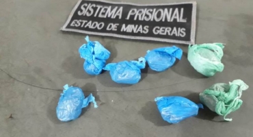 Agentes penitenciários localizam maconha escondida em ralo Agentes penitenciários localizam maconha escondida em ralo