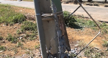 Carreta atinge poste de iluminação pública Carreta atinge poste de iluminação pública