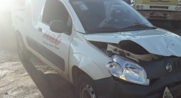 Aconteceu de novo: motorista avança parada obrigatória e colide contra veículo em Carmo do Paranaíba Aconteceu de novo: motorista avança parada obrigatória e colide contra veículo em Carmo do Paranaíba